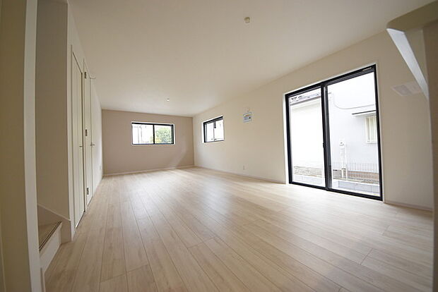 家族団欒のリビング。陽光差し込む食卓には家族の会話とスマイルが溢れます。いつまでもここで食卓を囲みたくなる、そう感じさせてくれるスペース。