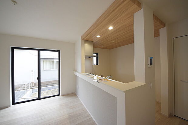 リビングにいる家族の顔が見渡せるカウンターキッチン。お料理もより一層おいしく、楽しく。食器棚を背面に設置しても十分な広さを確保しています。