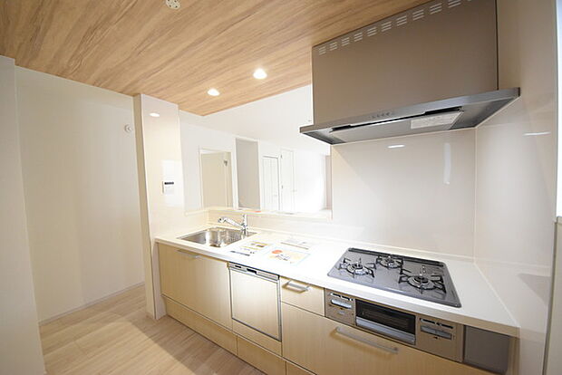 キッチンはオープンカフェスタイルだからリビングとの一体感はバッチリ。毎日のお料理時間も楽しくなりそうです。