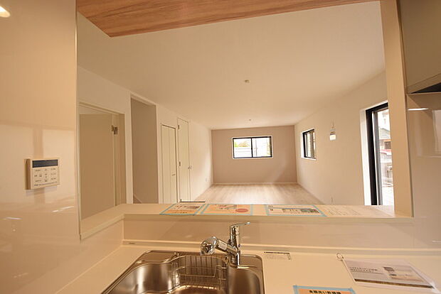 リビングにいる家族の顔が見渡せるカウンターキッチン。お料理もより一層おいしく、楽しく。食器棚を背面に設置しても十分な広さを確保しています。