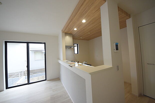 リビングにいる家族の顔が見渡せるカウンターキッチン。お料理もより一層おいしく、楽しく。食器棚を背面に設置しても十分な広さを確保しています。