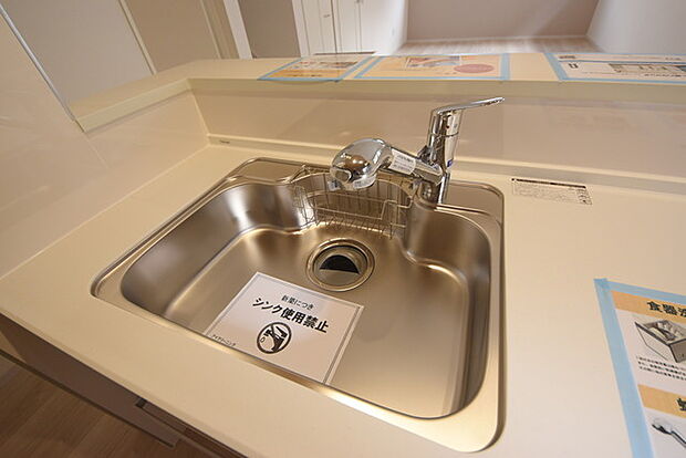 時短に活躍する食器洗浄機や一杯の水も楽しめる浄水器があるシステムキッチン。