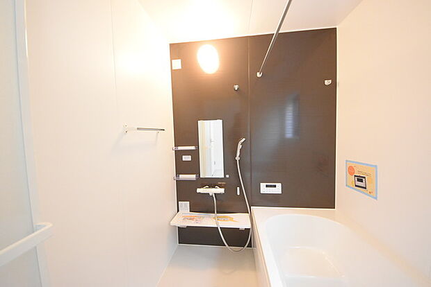 一緒にお風呂に入っている子供達の声がリビングまで聞こえてきそうな広々とした1坪バス 