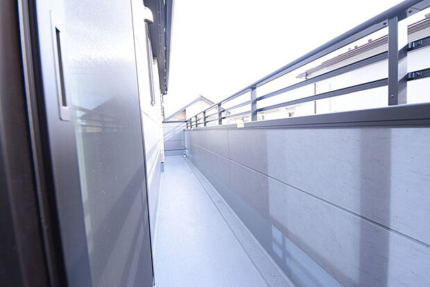 陽ざしが差込む明るいバルコニー。奥行きのあるバルコニーはお洗濯時に助かります。