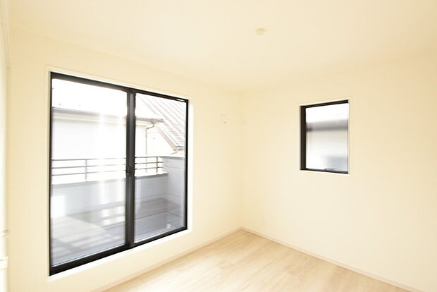 今からここを誰のお部屋にしようか、そんな洋室。大きさは5.25帖です。