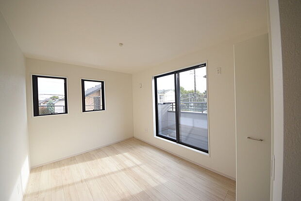 今からここを誰のお部屋にしようか、そんな洋室。大きさは6.57帖です。