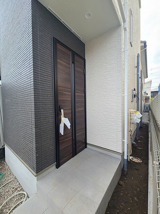 玄関はおうちの顔とも呼ばれる重要な場所！明るくスッキリと見える空間で住まう人を見送り、出迎えてくれます。 