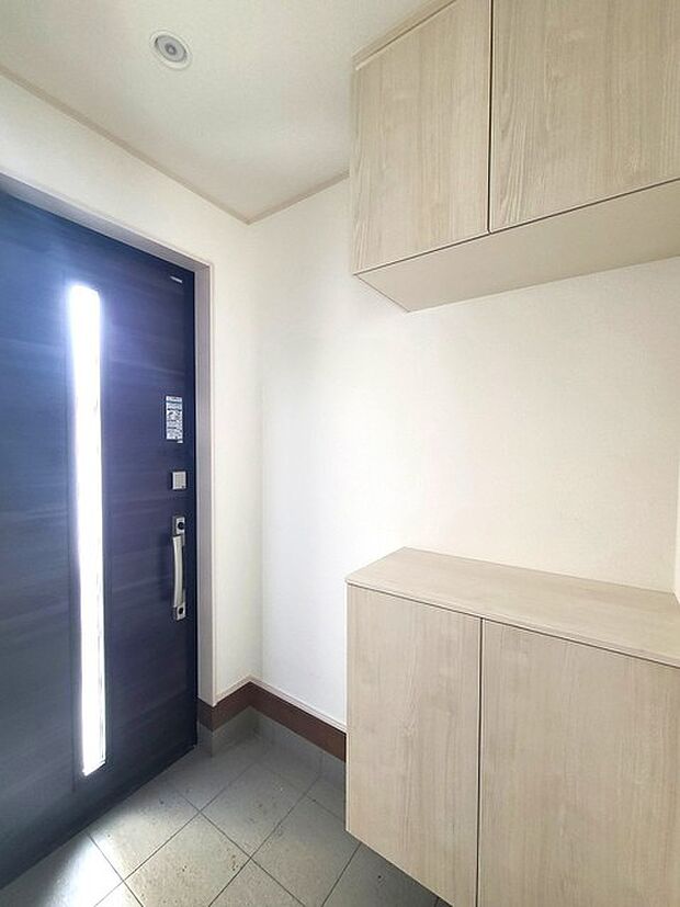 玄関はおうちの顔とも呼ばれる重要な場所!明るくスッキリと見える空間で住まう人を見送り、出迎えてくれます。