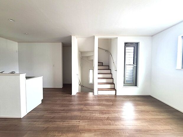 家族団欒のリビング。陽光差し込む食卓には家族の会話とスマイルが溢れます。いつまでもここで食卓を囲みたくなる、そう感じさせてくれるスペース。 