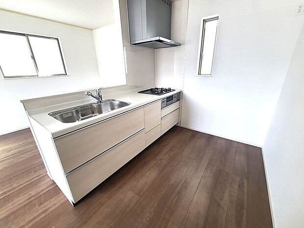 リビングにいる家族の顔が見渡せるカウンターキッチン。お料理もより一層おいしく、楽しく。食器棚を背面に設置しても十分な広さを確保しています。