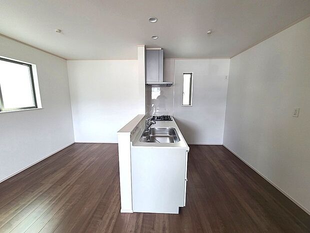 リビングにいる家族の顔が見渡せるカウンターキッチン。お料理もより一層おいしく、楽しく。食器棚を背面に設置しても十分な広さを確保しています。