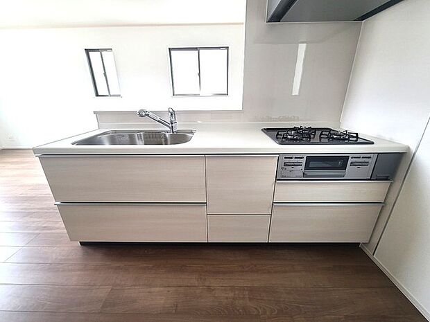 リビングにいる家族の顔が見渡せるカウンターキッチン。お料理もより一層おいしく、楽しく。食器棚を背面に設置しても十分な広さを確保しています。