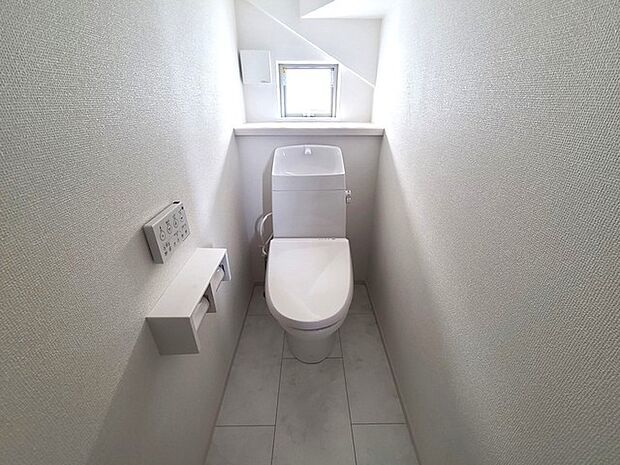 ウォシュレット機能付きのトイレ。換気のしやすい窓付きで、収納もあり実用性も兼ね備えた造り。 