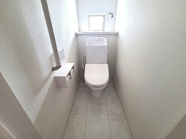 ウォシュレット機能付きのトイレ。換気のしやすい窓付きで、収納もあり実用性も兼ね備えた造り。 
