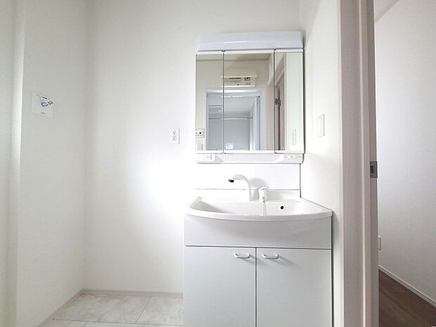 お出かけ前の身だしなみに一歩差がつく三面鏡。ミラー裏にはたっぷり収納もございます。