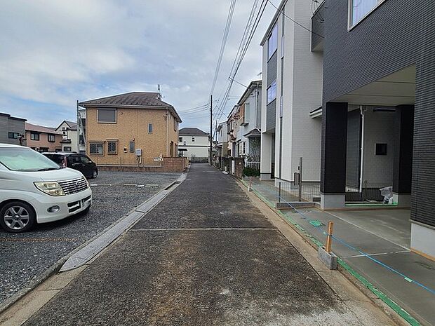 戸建てが立ち並ぶ静かな住宅街。四季折々の移り変わりを感じながら自然と楽しみ、暮らす、そんな毎日を日々の中で感じられる住環境