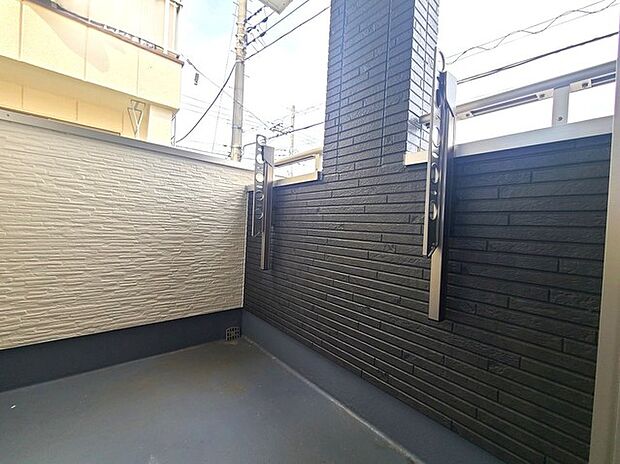 広めのバルコニーは風通しも良くお洗濯物もしっかりと干すことができます!