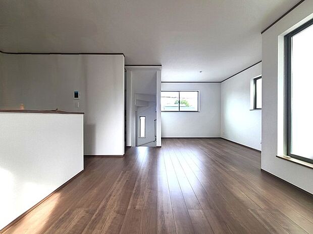 家族団欒のリビング。陽光差し込む食卓には家族の会話とスマイルが溢れます。いつまでもここで食卓を囲みたくなる、そう感じさせてくれるスペース。