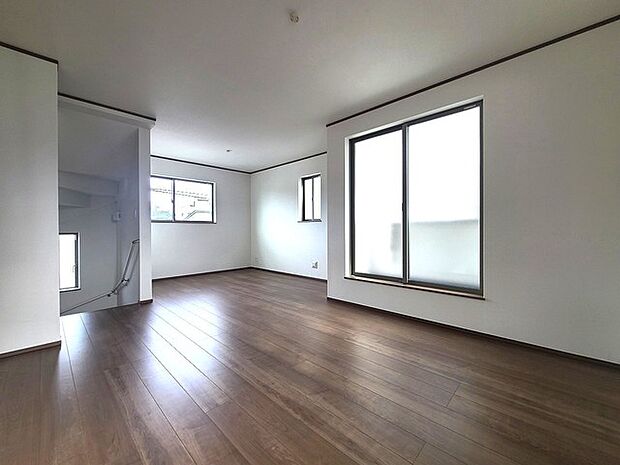 家族団欒のリビング。陽光差し込む食卓には家族の会話とスマイルが溢れます。いつまでもここで食卓を囲みたくなる、そう感じさせてくれるスペース。