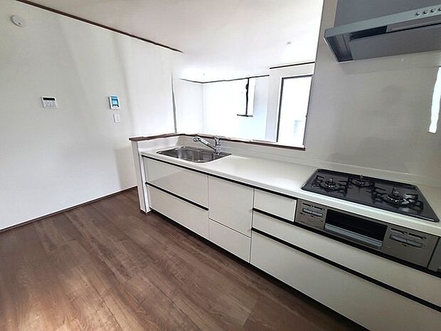 リビングにいる家族の顔が見渡せるカウンターキッチン。お料理もより一層おいしく、楽しく。食器棚を背面に設置しても十分な広さを確保しています。