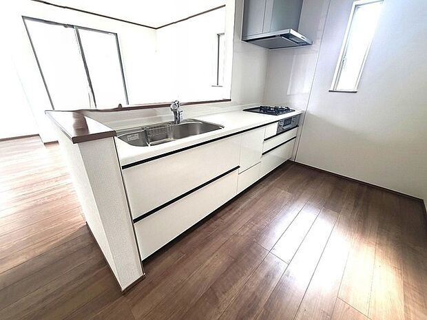 リビングにいる家族の顔が見渡せるカウンターキッチン。お料理もより一層おいしく、楽しく。食器棚を背面に設置しても十分な広さを確保しています。