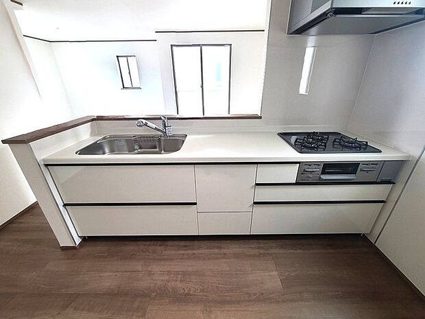 リビングにいる家族の顔が見渡せるカウンターキッチン。お料理もより一層おいしく、楽しく。食器棚を背面に設置しても十分な広さを確保しています。