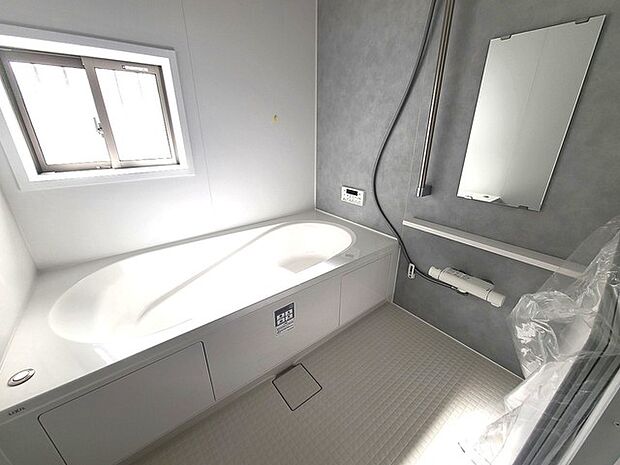 一緒にお風呂に入っている子供達の声がリビングまで聞こえてきそうな広々とした1坪バス