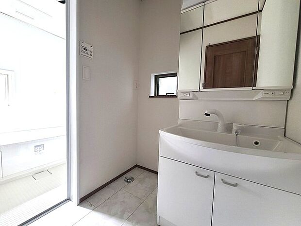 使い勝手の良い洗面台、窓があることで換気もしやすく清潔感のある空間を保てます。