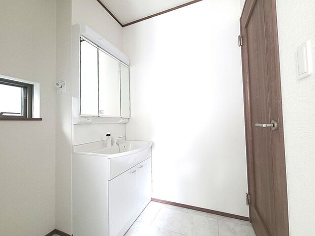 使い勝手の良い洗面台、窓があることで換気もしやすく清潔感のある空間を保てます。
