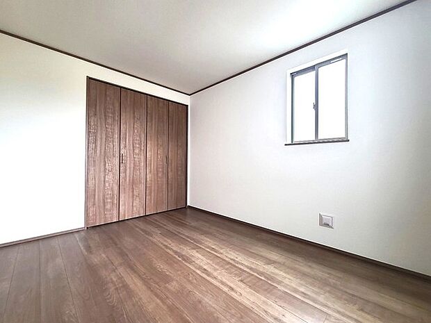 どんな家具にでも相性が良い清潔感ある白色調のクロスを採用。主張しすぎない配色、耐久性にも優れた床材は日々のメンテナンスも楽に、快適に過ごして頂けるよう考えられています。