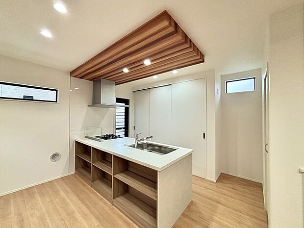 家族が一番集まる場所だから広々としつつも素敵な空間であって欲しい。皆がくつろぐリビングからキッチンまでが一つに繋がる空間。 