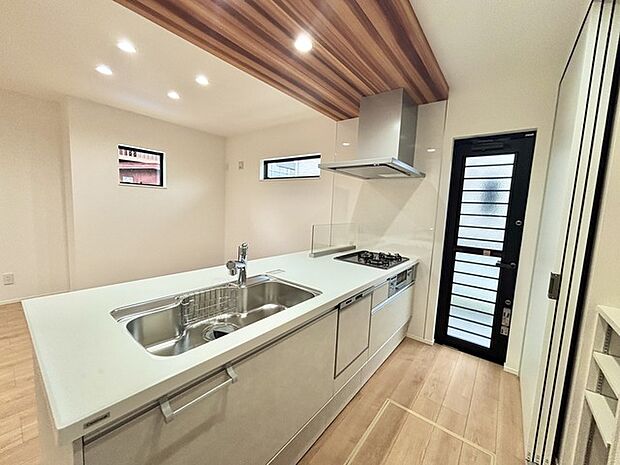 キッチンはオープンカフェスタイルだからリビングとの一体感はバッチリ。毎日のお料理時間も楽しくなりそうです。