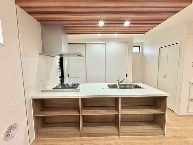 リビングにいる家族の顔が見渡せるカウンターキッチン。お料理もより一層おいしく、楽しく。食器棚を背面に設置しても十分な広さを確保しています。  