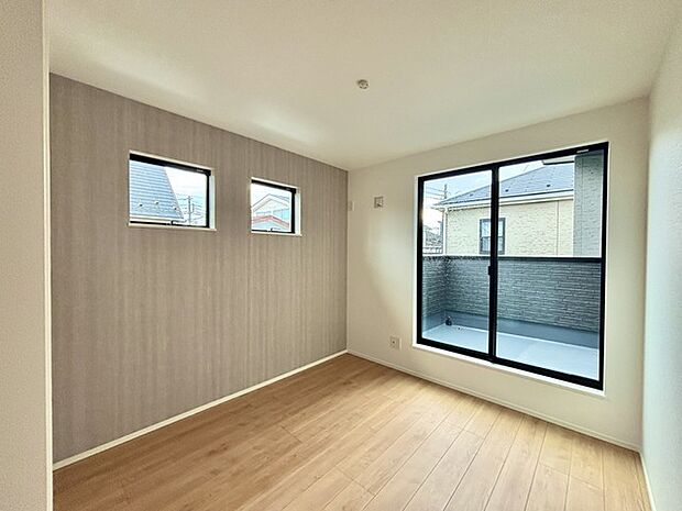 アクセントクロスを使用したオシャレな洋室。窓からそそぐ陽の光が眩しいベッドルームは、朝の目覚めが心地良く迎えられそうです。