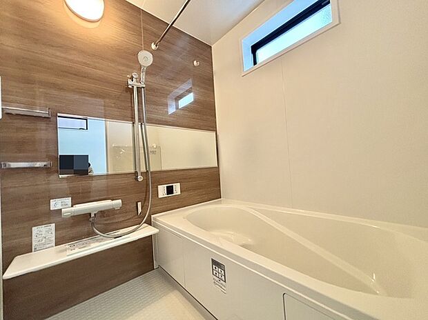 1日の疲れを取るゆとりある浴室です。 