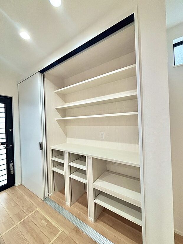 キッチン後方の豊富な収納スペース