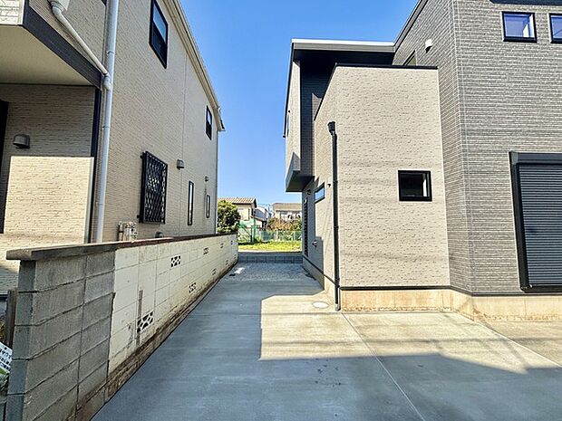 セカンドカーや来客時にも便利なカースペース2台分ございます。 