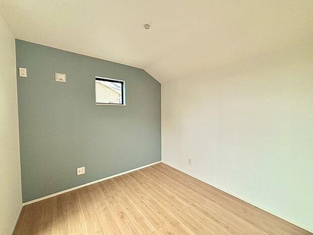 アクセントクロスを使用したオシャレな洋室。窓からそそぐ陽の光が眩しいベッドルームは、朝の目覚めが心地良く迎えられそうです。