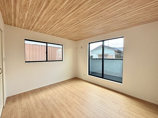 どんな家具にでも相性が良い清潔感ある白色調のクロスを採用。主張しすぎない配色、耐久性にも優れた床材は日々のメンテナンスも楽に、快適に過ごして頂けるよう考えられています。