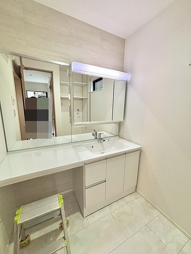 お出かけ前の身だしなみに一歩差がつく三面鏡。ミラー裏にはたっぷり収納もございます。 