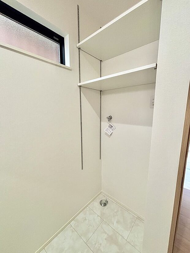 洗濯機置き場の上部は稼働棚が付いている為洗剤などの収納に便利です。