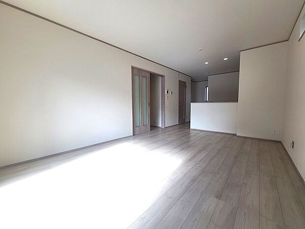 夕食の時間。家族、友人、両親、親戚との会話がより料理を美味しくしてくれる。あっという間に時間が過ぎてしまう居心地の良さは、普段はほっとする空間としてここにあります。 