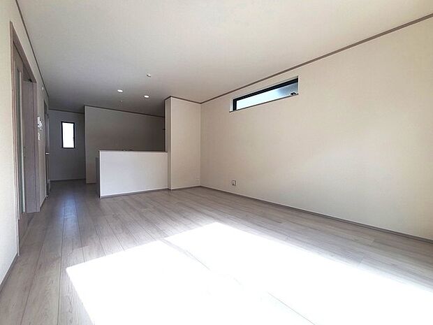 家族団欒のリビング。陽光差し込む食卓には家族の会話とスマイルが溢れます。いつまでもここで食卓を囲みたくなる、そう感じさせてくれるスペース。 