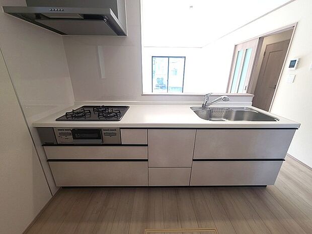 リビングにいる家族の顔が見渡せるカウンターキッチン。お料理もより一層おいしく、楽しく。食器棚を背面に設置しても十分な広さを確保しています。 