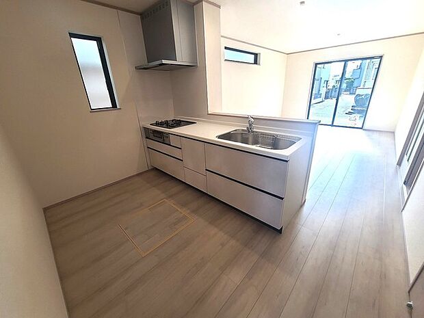 リビングにいる家族の顔が見渡せるカウンターキッチン。お料理もより一層おいしく、楽しく。食器棚を背面に設置しても十分な広さを確保しています。 