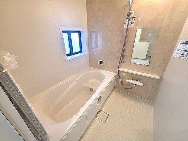 一緒にお風呂に入っている子供達の声がリビングまで聞こえてきそうな広々とした1坪バス 