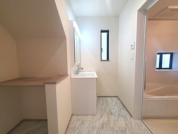 ゆとりの洗面スペースで朝の身支度もスムーズに行えます。 