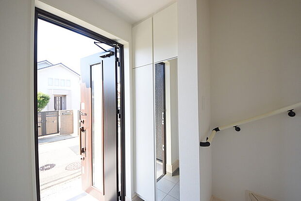 お宅の顔となる明るく開放的な玄関。ご家族皆様様の靴を収納できるスペースと全身鏡があり、お出掛け前に身だしなみチェックもできます。