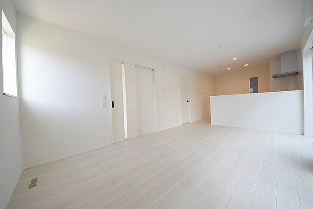 いつも家族の集まるリビングは広々とした14.87。通風・採光にも優れ、心安らぐ風と光がたえない空間。汎用性に富んだ居住スペースと、高揚感さえも与えてくれる住空間です。