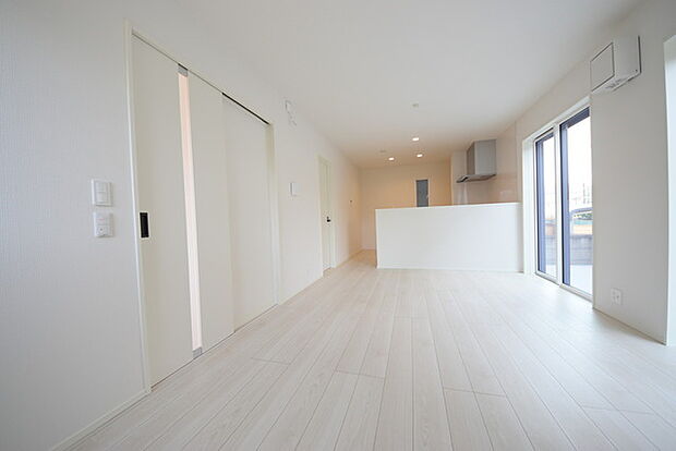 夕食の時間。家族、友人、両親、親戚との会話がより料理を美味しくしてくれる。あっという間に時間が過ぎてしまう居心地の良さは、普段はほっとする空間としてここにあります。